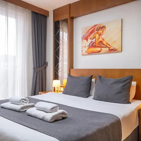Istanbul Hotel *